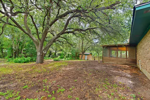 Exterior - 215 Memorial Dr, Luling, TX 78648 photo 5 of 7