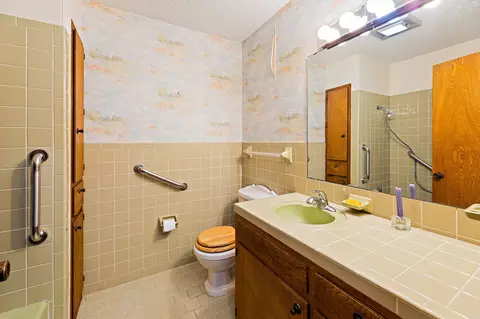 Bath - 215 Memorial Dr, Luling, TX 78648 photo 1 of 5