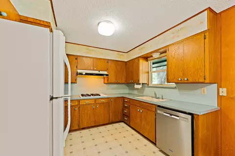 Kitchen - 215 Memorial Dr, Luling, TX 78648 photo 4 of 6