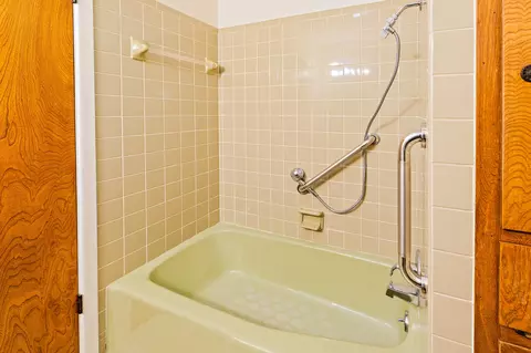 Bath - 215 Memorial Dr, Luling, TX 78648 photo 2 of 5