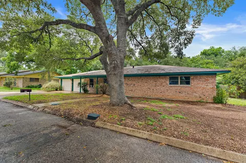 Exterior - 215 Memorial Dr, Luling, TX 78648 photo 3 of 7