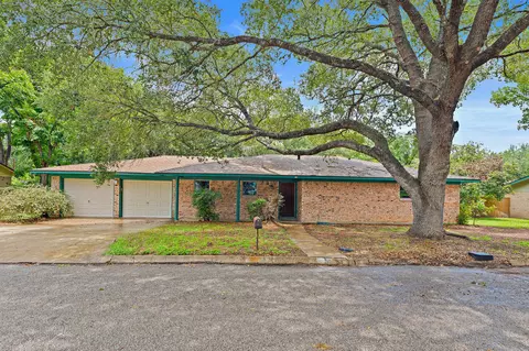 Exterior - 215 Memorial Dr, Luling, TX 78648 photo 2 of 7