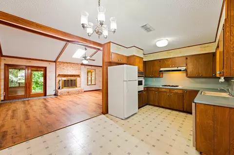 Kitchen - 215 Memorial Dr, Luling, TX 78648 photo 2 of 6