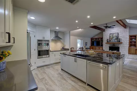 Kitchen - 205 Esparada Dr, Georgetown, TX 78628 photo 7 of 8