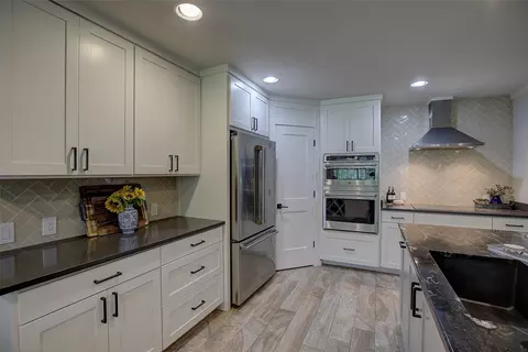 Kitchen - 205 Esparada Dr, Georgetown, TX 78628 photo 6 of 8