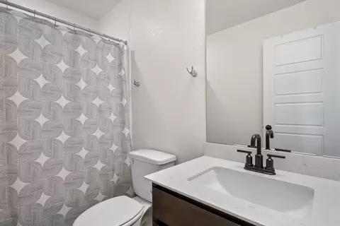 Bath - 218 Summit Dr, Lockhart, TX 78644 photo 4 of 4