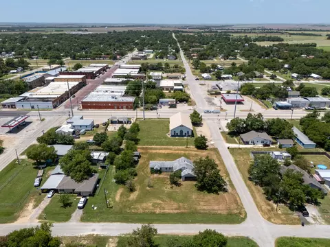 325 E Bell St, Bartlett, TX 76511 photo 7