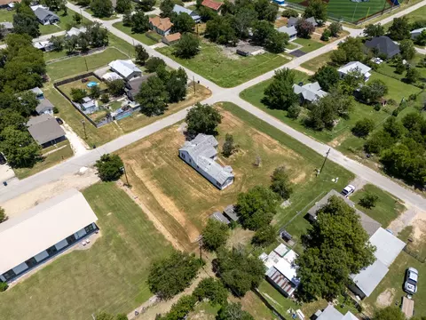 325 E Bell St, Bartlett, TX 76511 photo 4