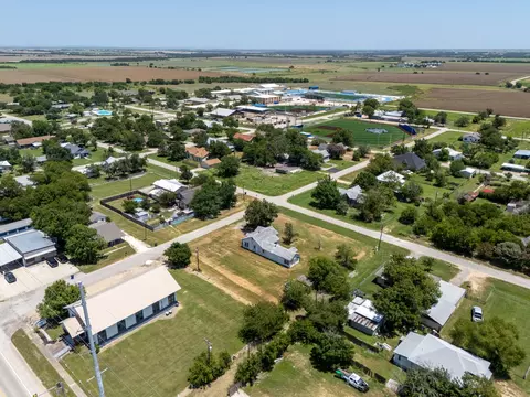 325 E Bell St, Bartlett, TX 76511 photo 6