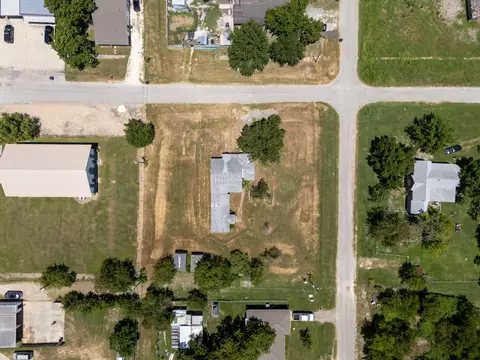 325 E Bell St, Bartlett, TX 76511 photo 3