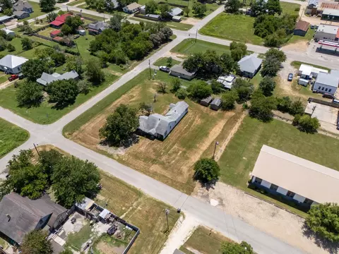 325 E Bell St, Bartlett, TX 76511 photo 2