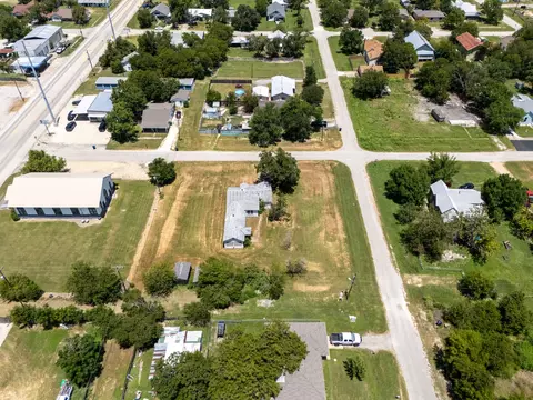325 E Bell St, Bartlett, TX 76511 photo 5