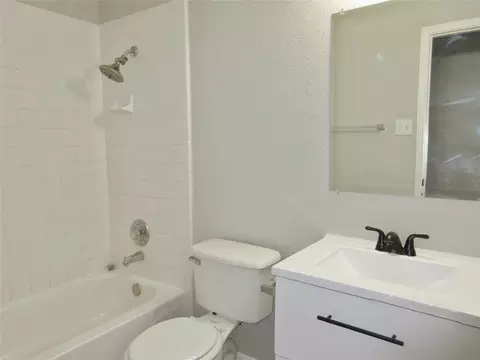 Bath - 115 Rei Tang Loop, Kyle, TX 78640 photo 2 of 2