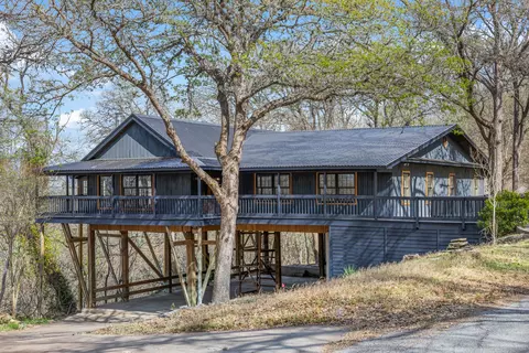 316 Valley View Dr, La Grange, TX 78945