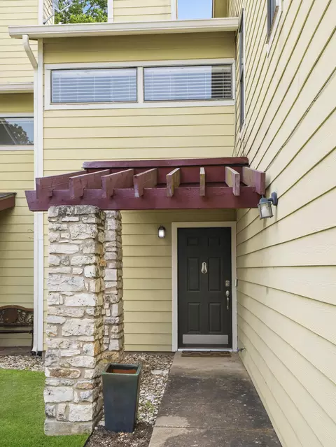 512 Eberhart Ln #204, Austin, TX 78745