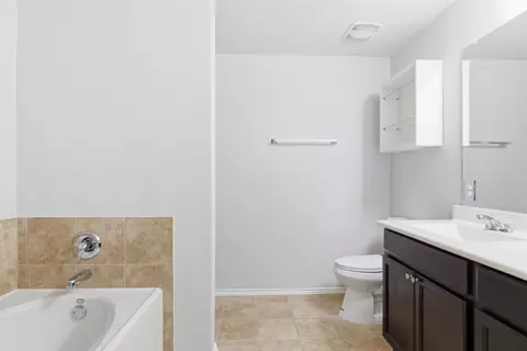 Bath - 18420 Cloudmore Ln, Elgin, TX 78621 photo 2 of 3
