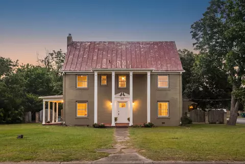 948 Maple St, Lockhart, TX 78644