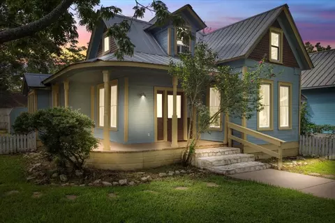 710 Gresham St, Smithville, TX 78957
