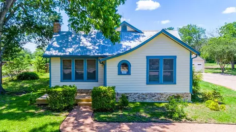 209 Lockhart St, Martindale, TX 78655