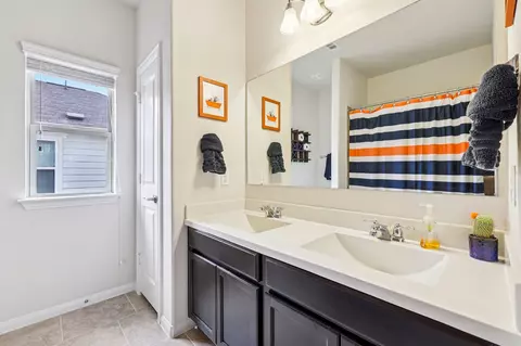 Bath - 10033 Gertrudis Loop, Austin, TX 78747 photo 1 of 3