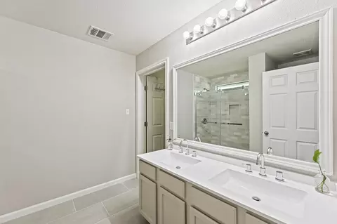 Bath - 628 Quarter Ave, Buda, TX 78610 photo 1 of 3