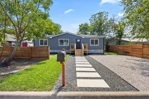 404 E Pecan St, Taylor, TX 76574