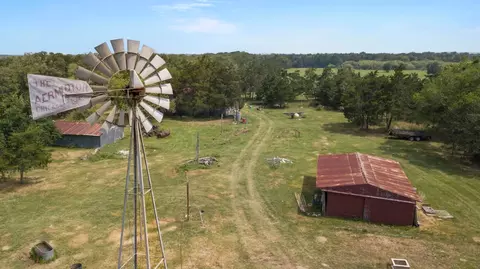 145 Stolle Ln, Flatonia, TX 78941