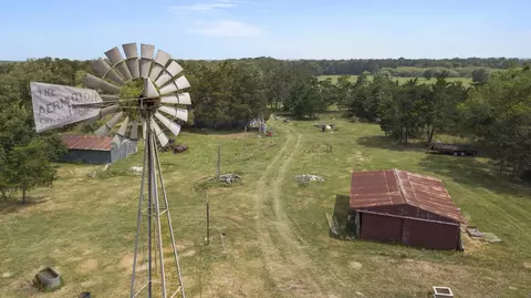 145 Stolle Ln, Smithville, TX 78957
