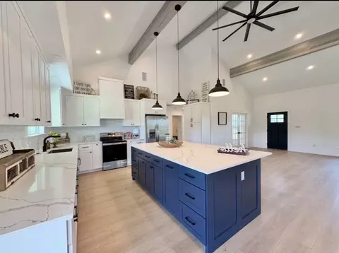 1300 Private Road 7037, Lexington, TX 78947