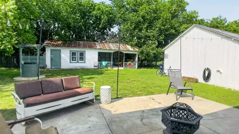 Exterior - 240 W Allen St, Bartlett, TX 76511 photo 6 of 8