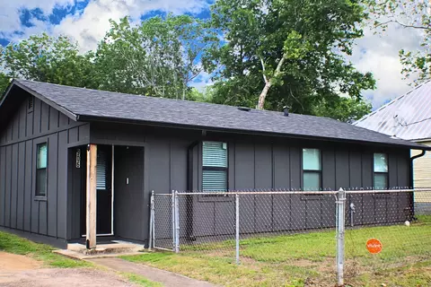 906 E Live Oak St, Lockhart, TX 78644