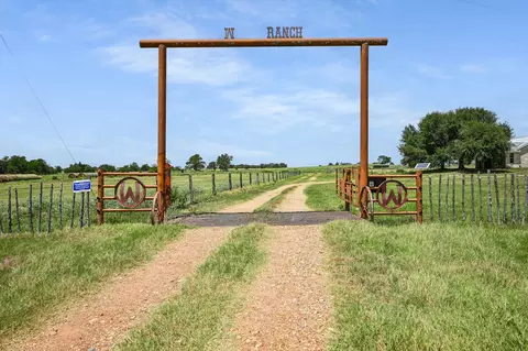 1170 Private Road 3241, Lincoln, TX 78948
