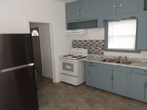 Kitchen - 513 San Marcos Hwy, Luling, TX 78648 photo 3 of 3