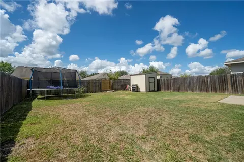 Exterior - 18425 Crestwind Ln, Elgin, TX 78621 photo 6 of 7