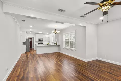 Living - 522 S Walnut Ave, Luling, TX 78648 photo 2 of 5