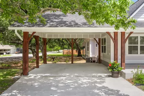 Exterior - 522 S Walnut Ave, Luling, TX 78648 photo 3 of 9