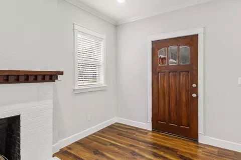 Entry Way - 522 S Walnut Ave, Luling, TX 78648 photo 1 of 4