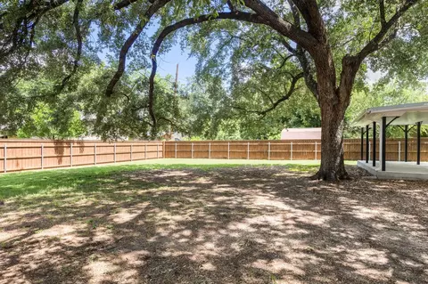 Exterior - 522 S Walnut Ave, Luling, TX 78648 photo 8 of 9
