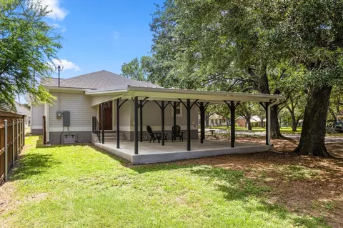 Exterior - 522 S Walnut Ave, Luling, TX 78648 photo 6 of 9