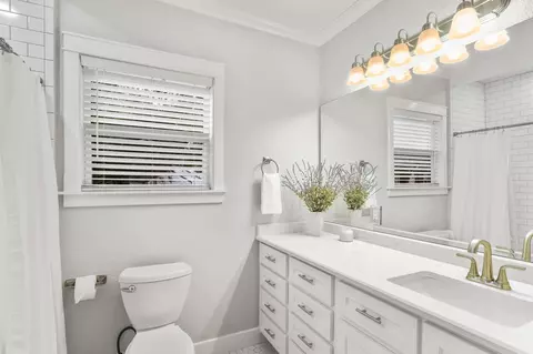 Bath - 522 S Walnut Ave, Luling, TX 78648 photo 1 of 2