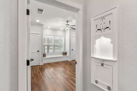 Entry Way - 522 S Walnut Ave, Luling, TX 78648 photo 4 of 4