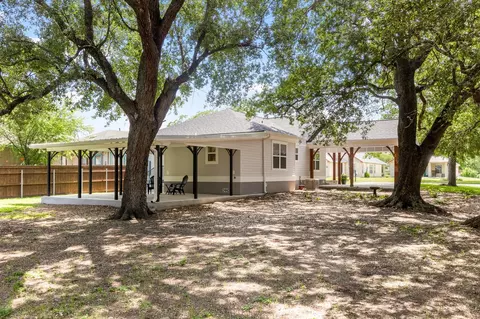 Exterior - 522 S Walnut Ave, Luling, TX 78648 photo 7 of 9