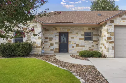 120 Navarro Xing, Seguin, TX 78155