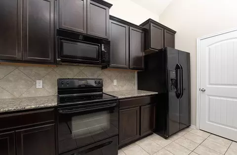 Kitchen - 101 Igneous Ln, Jarrell, TX 76537 photo 4 of 4