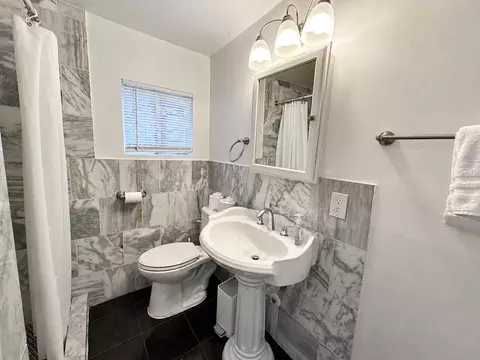 Bath - 907 E 3rd St, Austin, TX 78702 photo 4 of 6