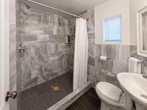 Bath - 907 E 3rd St, Austin, TX 78702 photo 3 of 6