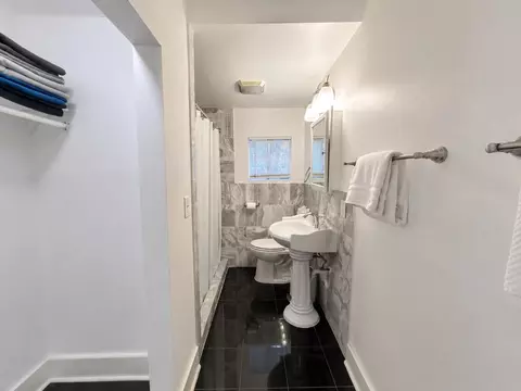 Bath - 907 E 3rd St, Austin, TX 78702 photo 2 of 6