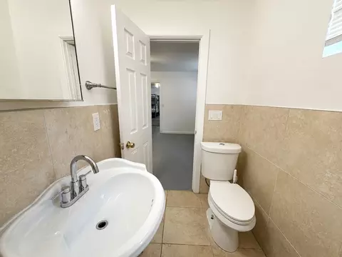 Bath - 907 E 3rd St, Austin, TX 78702 photo 5 of 6