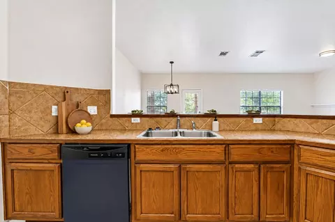 Kitchen - 150 Engineers Pass, Jarrell, TX 76537 photo 2 of 3