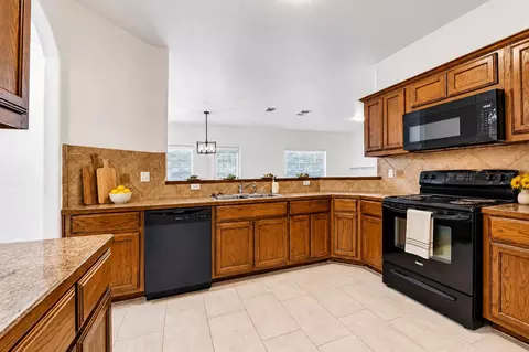 Kitchen - 150 Engineers Pass, Jarrell, TX 76537 photo 1 of 3